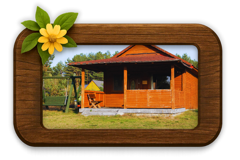 Drewniany domek letniskowy w Agroturystyce u Tomka, otoczony sosnowym lasem Borów Tucholskich
