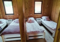 Sypialnia z podwójnym łóżkiem w domku letniskowym