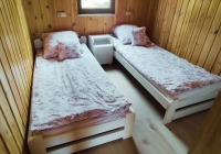 Sypialnia z podwójnym łóżkiem w domku letniskowym