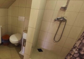 łazienka w budynku murowanym