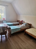Komfortowy pokój gościnny w Agroturystyce U Tomka, w pełni wyposażony do relaksu i odpoczynku