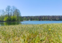 Malowniczy widok na jezioro Ostrowite z terenu Agroturystyki U Tomka